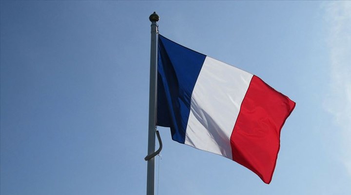 Fransız bayrağındaki mavi rengin tonu değiştirildi
