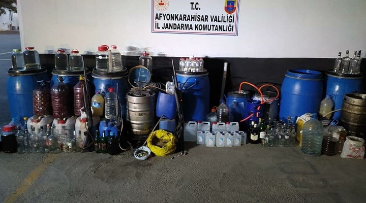 Afyonkarahisar'da bin 220 litre sahte içki ele geçirildi: 4 gözaltı