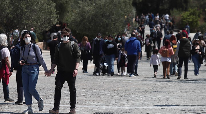 Yunanistan'da aşısızların kapalı kamusal alanlara girmesi yasaklandı