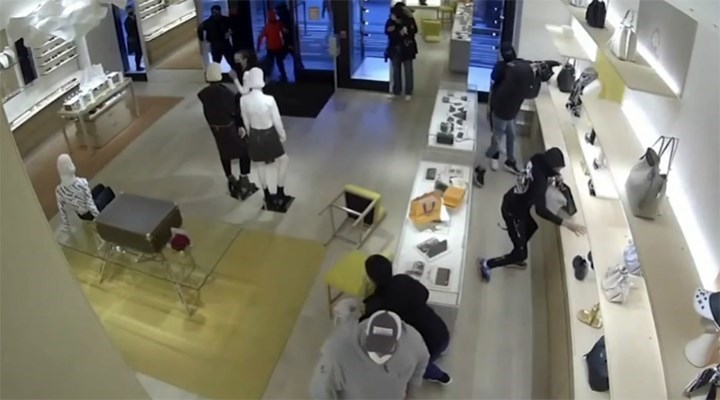 ABD'de Louis Vuitton'ın ardından Fendi, Burberry, Dolce & Gabbana mağazaları da yağmalandı