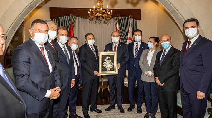CHP'li belediye başkanları, KKTC Cumhurbaşkanı Ersin Tatar'ı ziyaret etti