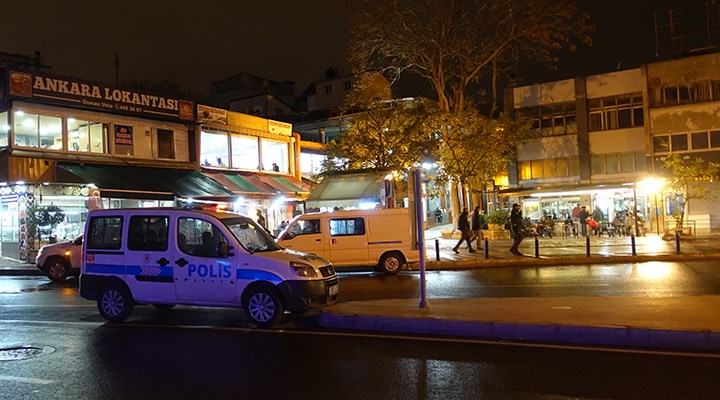 İzmir'de bir erkek, 22 yaşındaki kadını sokakta bıçakladı