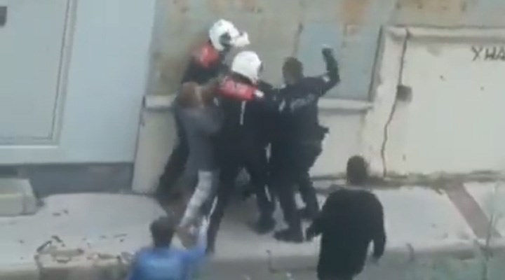 İzmir’de polisler, kendilerine korna çalan kişiyi dövdü!