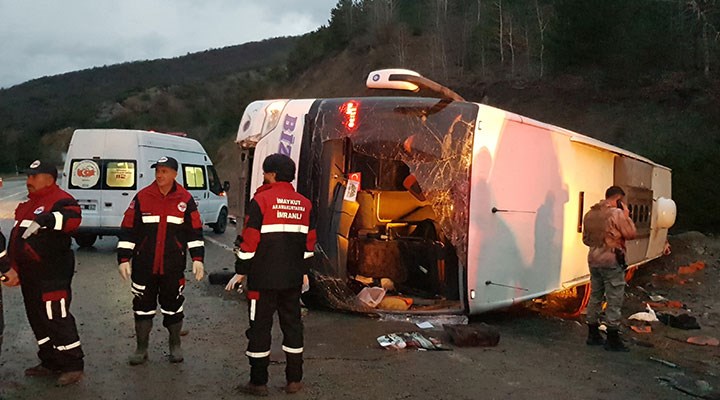 Erzincan'da yolcu otobüsü devrildi: 22 yaralı