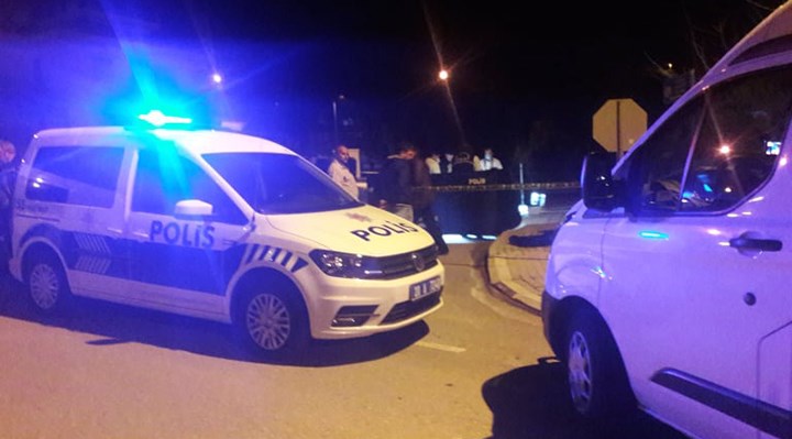 Adana'da otomobile çapraz ateş: 1 ölü, 1 ağır yaralı