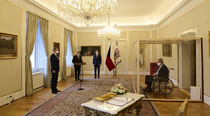 Çekya Devlet Başkanının törene plastik kabin içinde katılması gündem oldu