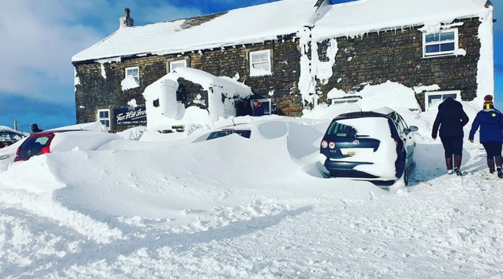 İngiltere'de 61 kişi kar fırtınası nedeniyle üç gündür bir pubda mahsur