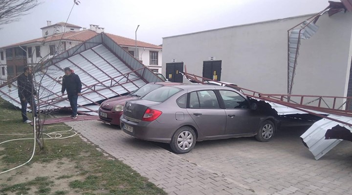 Şiddetli rüzgar, devlet hastanesinin çatısını uçurdu