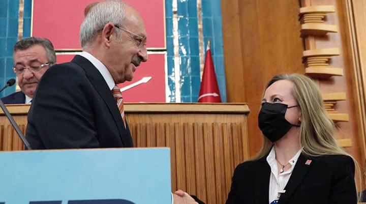 Belediye meclis üyesi, AKP'den istifa edip CHP'ye katıldı