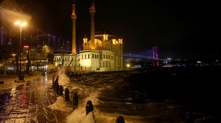 İstanbul'da kuvvetli fırtınanın etkileri sürüyor