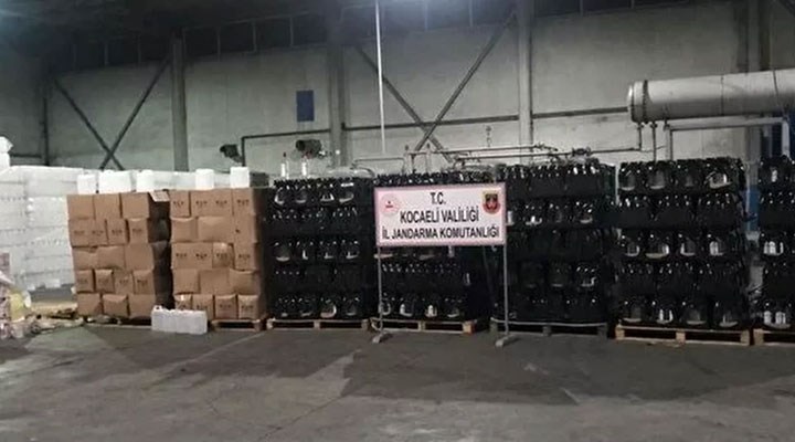 Kocaeli'de fabrikaya baskın: 29 bin 115 litre kaçak etil alkol ele geçirildi