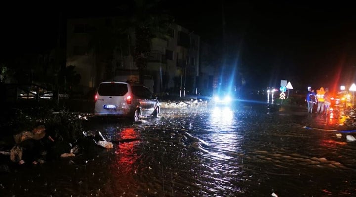 Marmaris'te sağanak yağış sonrası cadde ve sokaklar göle döndü