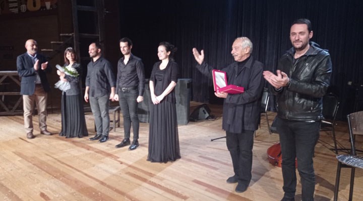 İzmir'de BirGün'lük Tiyatro: Genco Erkal ve Tülay Günal, 'Yaşamaya Dair' oyununu sahneledi