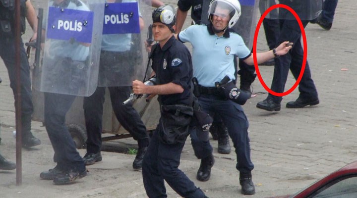 Metin Lokumcu'nun öldürüldüğü günden yeni fotoğraflar: Polis, Hopa halkı üzerine taş atıyor!