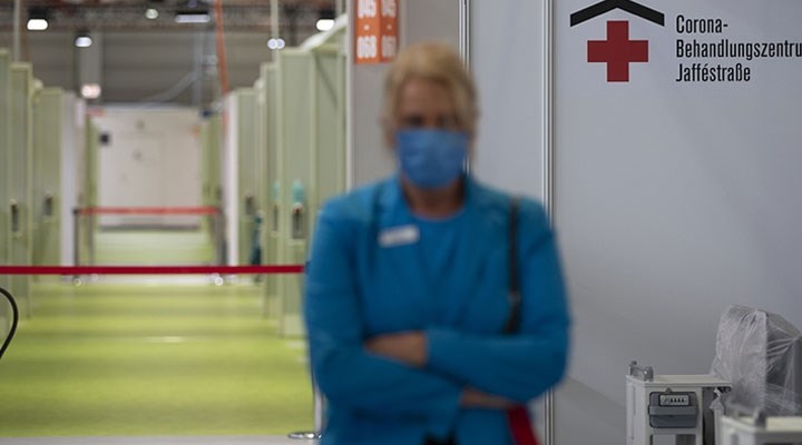 Almanya'da sağlık çalışanlarına Covid-19 aşısı zorunluluğu getiriliyor