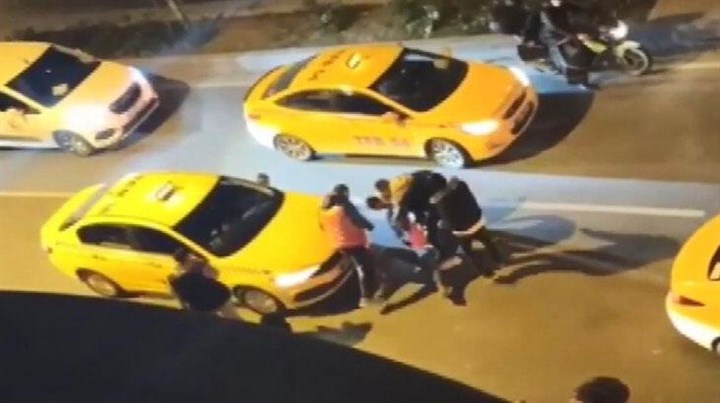 Esenyurt'ta taksiciler, Afrikalı kişiyi dövdü