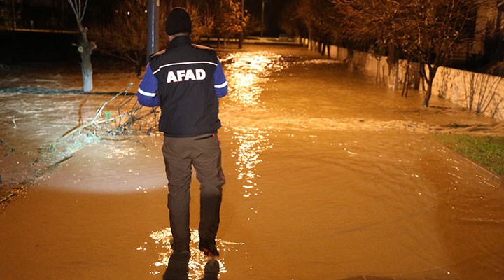 Edirne'yi sağanak vurdu: Yollar kapandı, 1 kişi hayatını kaybetti