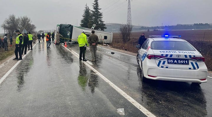Amasya'da yolcu otobüsü devrildi: 2 kişi öldü, 24 kişi yaralandı