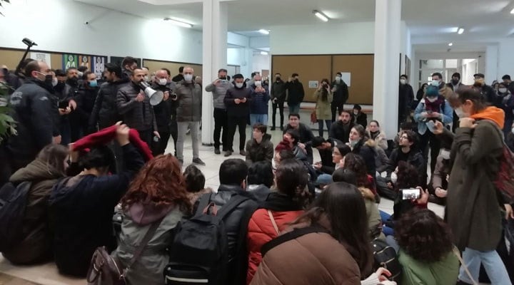 Cebeci’de öğrencilerin forum yapmasına polis engeli: 13 öğrenci darp edilerek gözaltına alındı