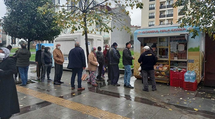 Halk Ekmek kuyruğu NYT'de: Türkler enflasyonla boğuşuyor
