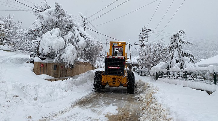 Antalya'da kar yolları kapattı