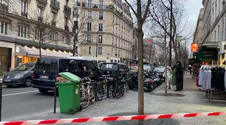 Paris'te bıçaklı bir kişi iki kadını rehin aldı