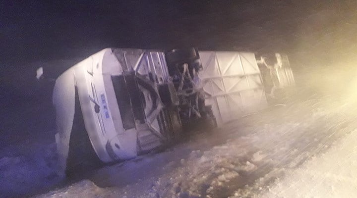 Tatvan'da iki otobüs devrildi: 35 yaralı