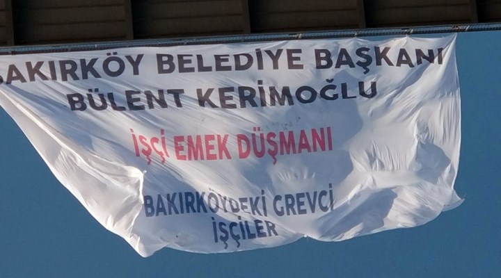 Grevdeki Bakırköy Belediyesi işçileri köprüye ‘Kerimoğlu işçi emek düşmanı’ pankartı astı
