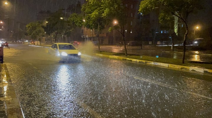 Antalya'da şiddetli yağış etkili oluyor