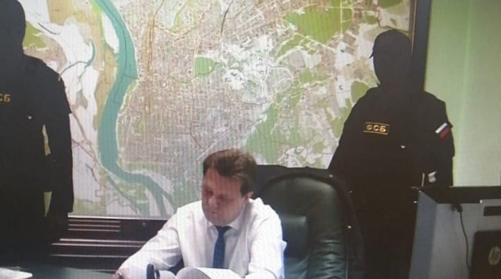 Rus belediye başkanı, makam odasında çalışırken istihbarat tarafından gözaltına alındı