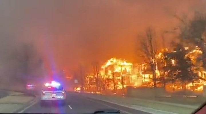 Colorado'da çıkan yangınlarda yüzlerce ev kül oldu