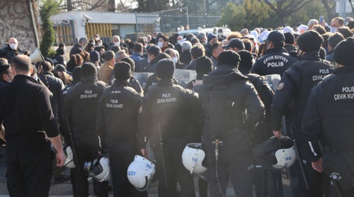 Hasta tutuklu yakınlarına Meclis önünde polis şiddeti