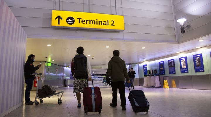 İngiltere, ülkeye seyahatlerde test zorunluluğunu kaldırıyor