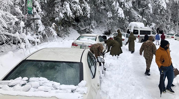 Pakistan'da yoğun kar yağışı nedeniyle araçlarda mahsur kalan 21 kişi öldü