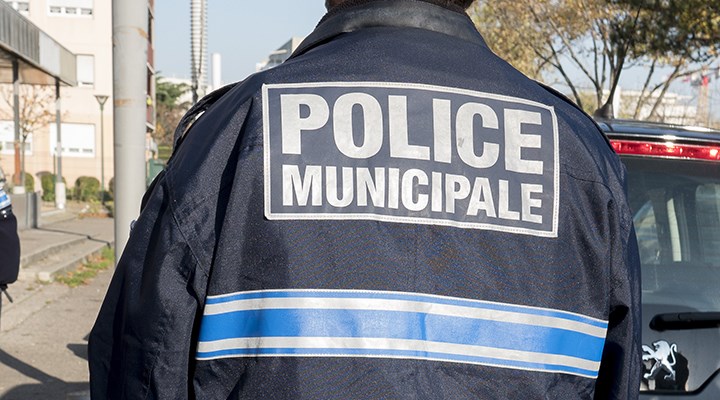 Fransa'da bir kişi, kesik insan başı ve penisle polis noktasına geldi