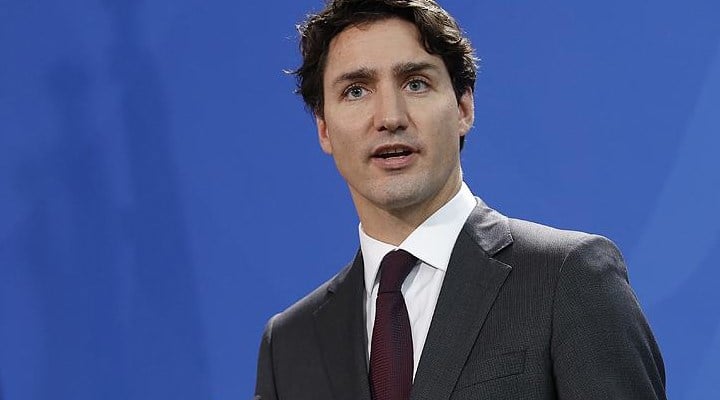 Kanada Başbakanı Trudeau'dan uçakta maskesiz parti yapan ünlülere: Aptallar