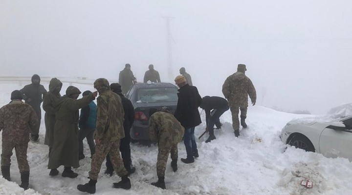 Pakistan'da yoğun kar yağışında donarak ölenlerin sayısı 23'e çıktı