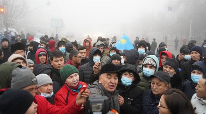 Kazakistan'da halk baskı altında