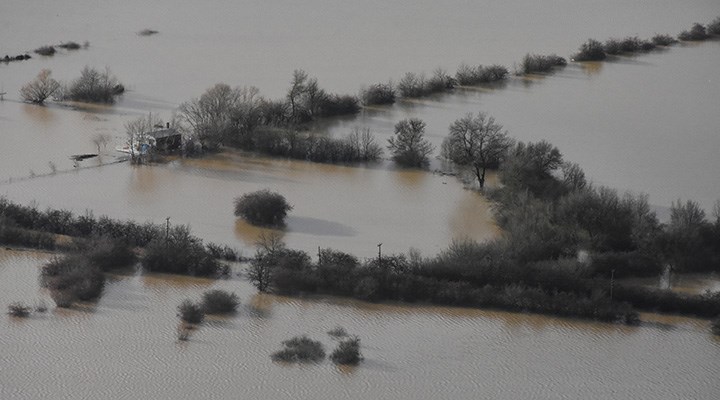Muğla'da şiddetli yağış: Tarlalar su altında kaldı, bir evin istinat duvarı çöktü