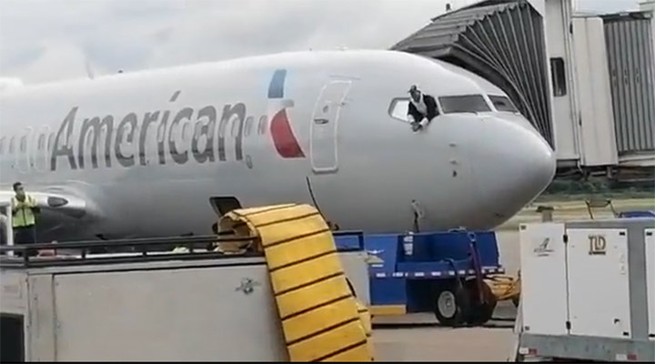 Kokpite giren yolcu, uçağı birbirine kattı