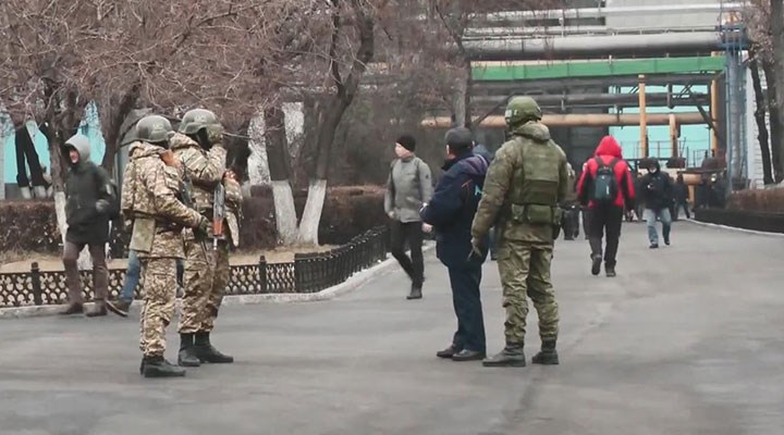 Rusya askerleri Kazakistan’dan ayrılmaya başladı