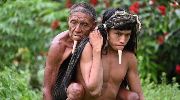 Amazon yerlisi babasını Covid-19 aşısı yaptırmak için 6 saat sırtında taşıdı