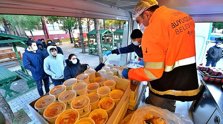 İzmir'de dört noktada öğrencilere her gün 3 bin kişilik yemek
