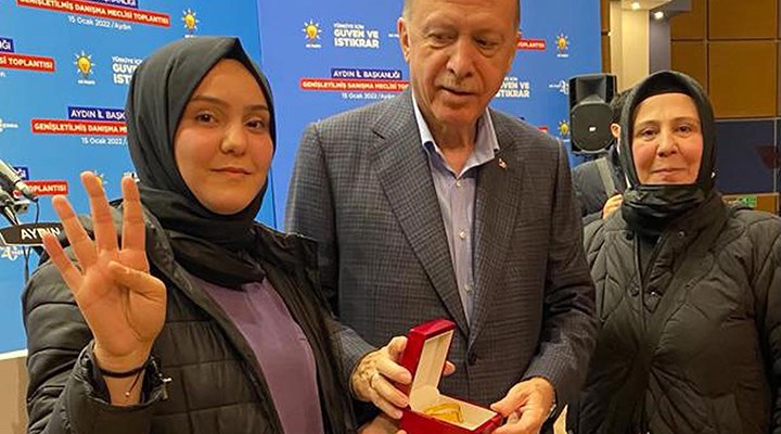 Erdoğan, AKP'li öğrenciye bilezik hediye etti
