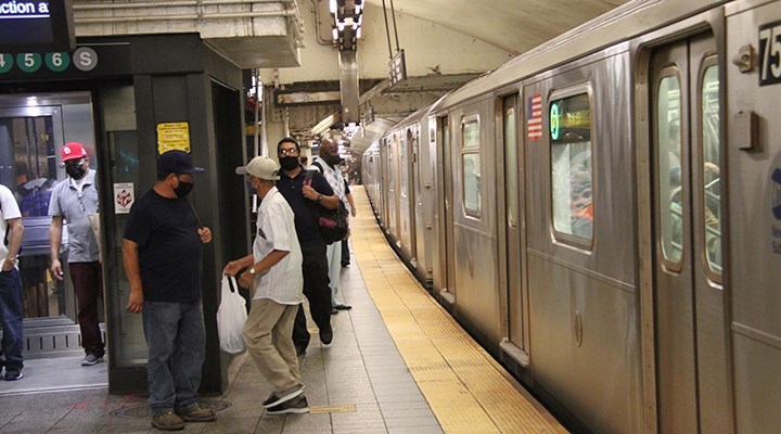 New York metrosunda raylara itilen kadın hayatını kaybetti