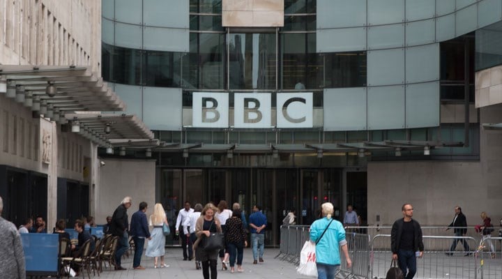 İngiltere'de BBC'nin en büyük gelir kaynağı 2027'de kaldırılacak