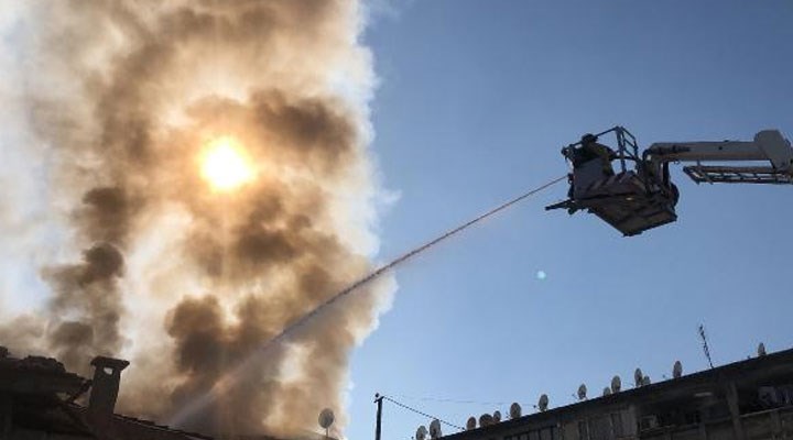 İzmir'de 'bit pazarı' alanında yangın