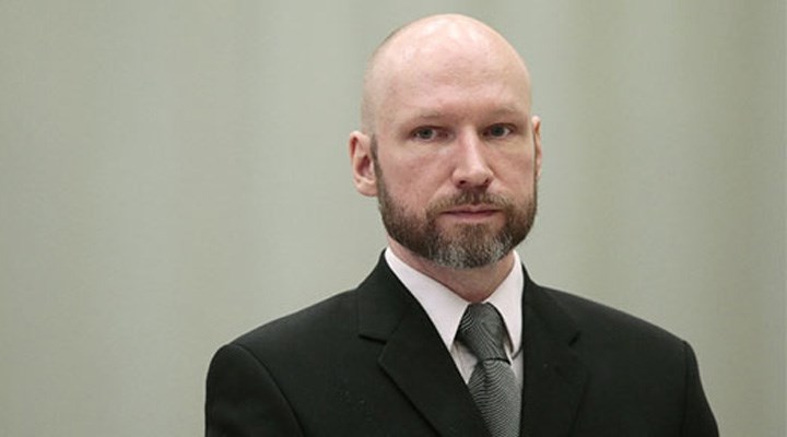 77 insanın katili Breivik, ‘şartlı tahliye’ duruşmasına Nazi selamıyla çıktı
