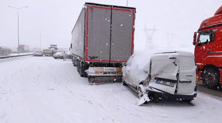 Bolu'da kar kazası: 24 araç birbirine girdi