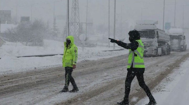 Bursa'yı Ankara'ya bağlayan karayolu kar nedeniyle trafiğe kapandı